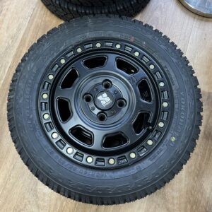 Black & Machined Aluminum Wheel - Set of 4